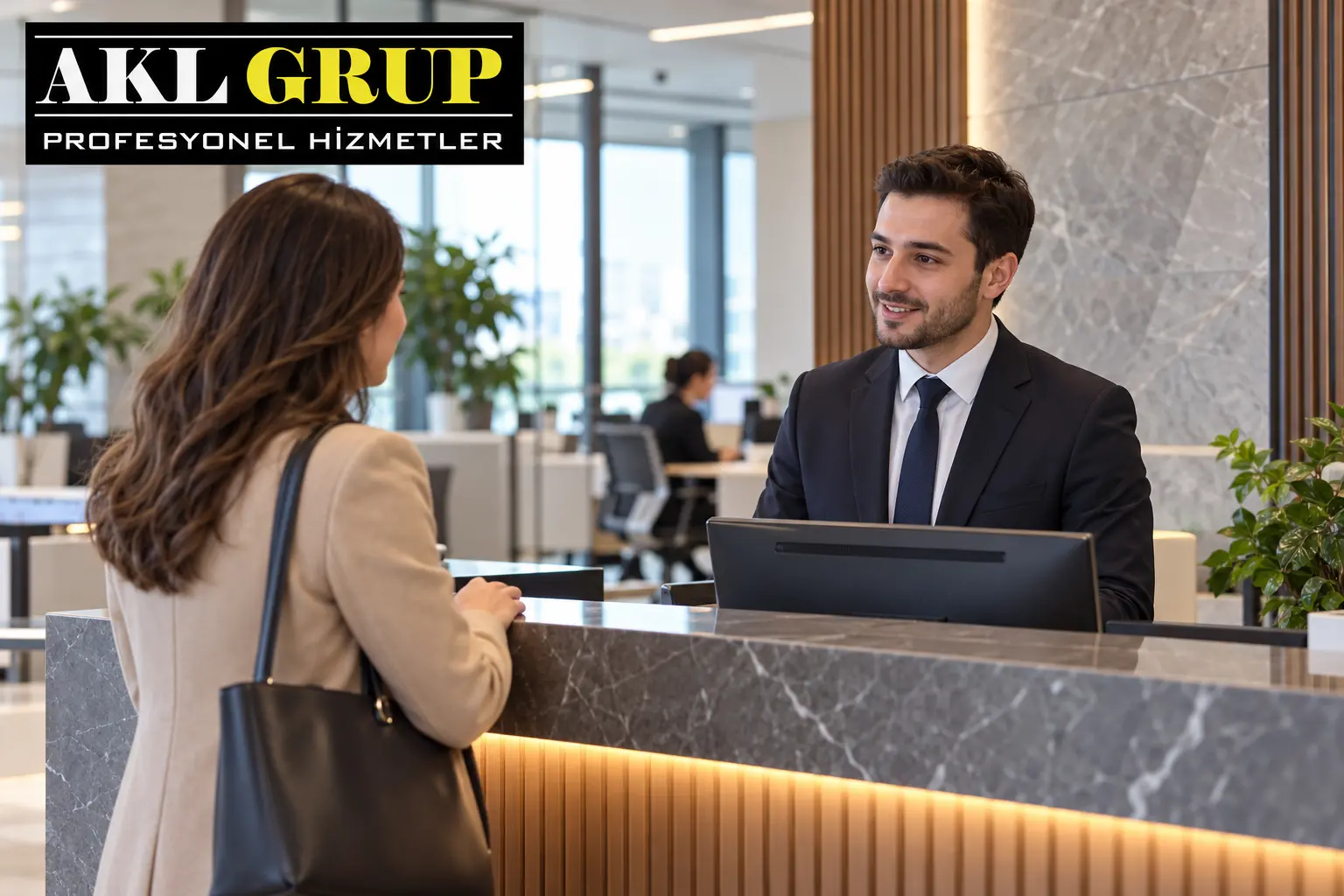 AKL Grup logolu temsili g&ouml;rselde ofis danışma personelinin ziyaret&ccedil;iyle g&ouml;r&uuml;şmesi